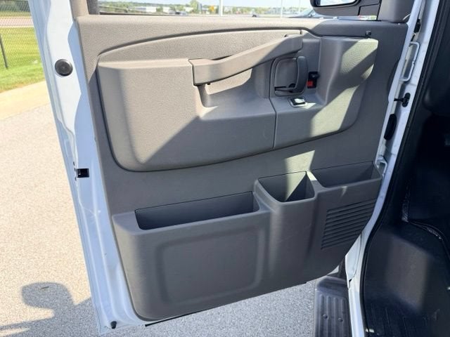 2025 Chevrolet Express Passenger 1LT