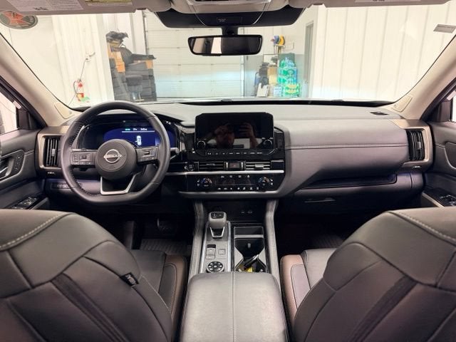 2025 Nissan Pathfinder Platinum 4WD