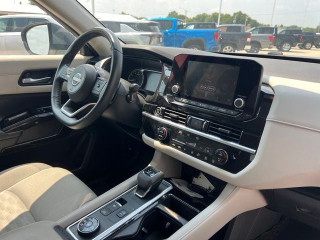2022 Nissan Pathfinder SV